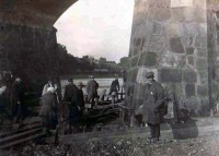 Mihails Krivošapkins pie tilta pāri  Gaujai
